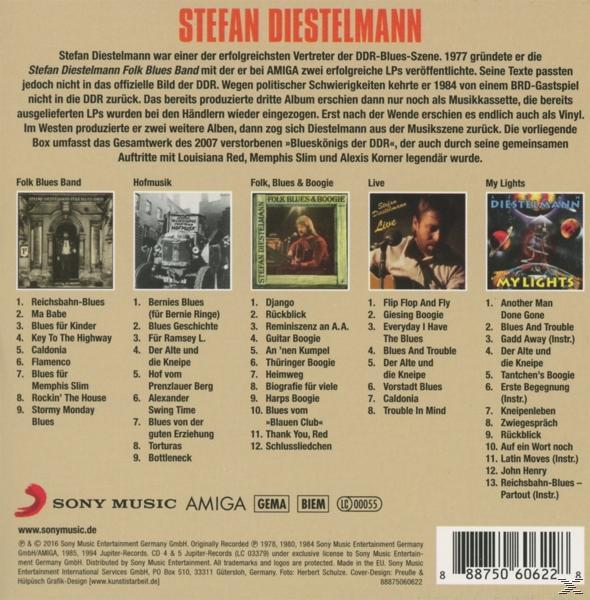 Rückseite einer CD mit Titellisten und Text auf Deutsch. Enthält Fotos und den Namen einer Band.