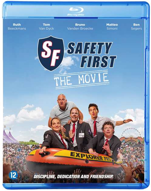 Blu-ray-hoes met 'Safety First The Movie' en een groep acteurs op een boot.