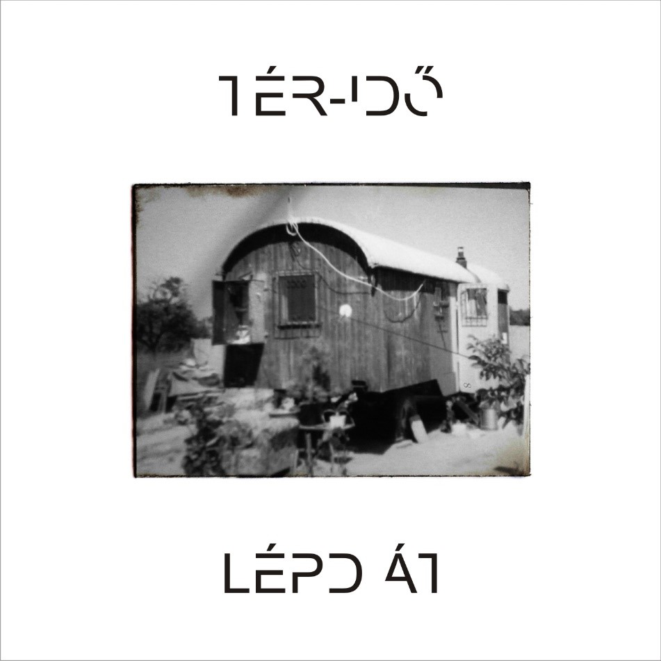 Fekete-fehér fotó egy lakókocsiról szöveggel egy dobozban. A 'Tér-idő' és 'Lépő Át' szavak láthatók.