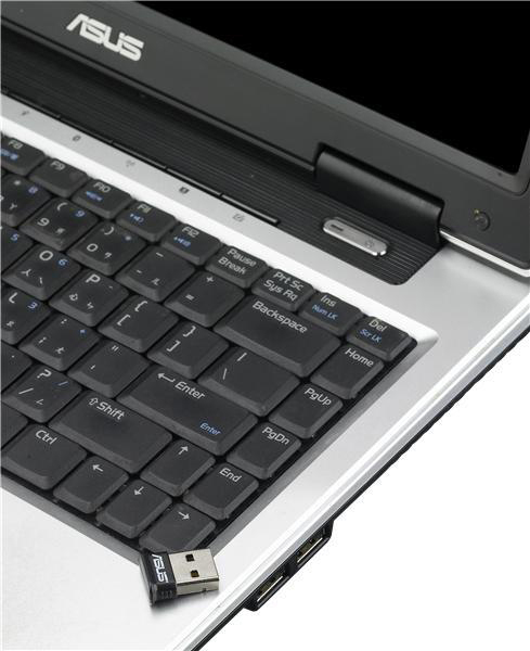 Nahaufnahme einer ASUS-Laptop-Tastatur mit einem USB-Dongle an der Seite.