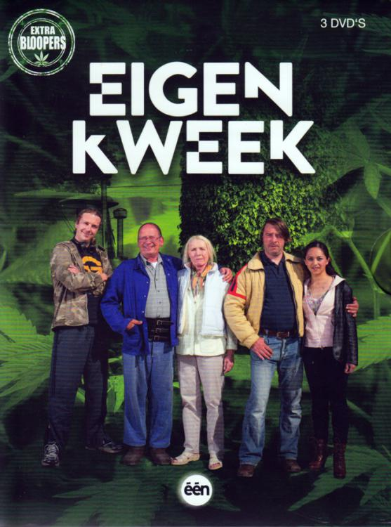 Pochette de DVD avec un groupe de personnes devant un feuillage vert. Grand texte blanc.