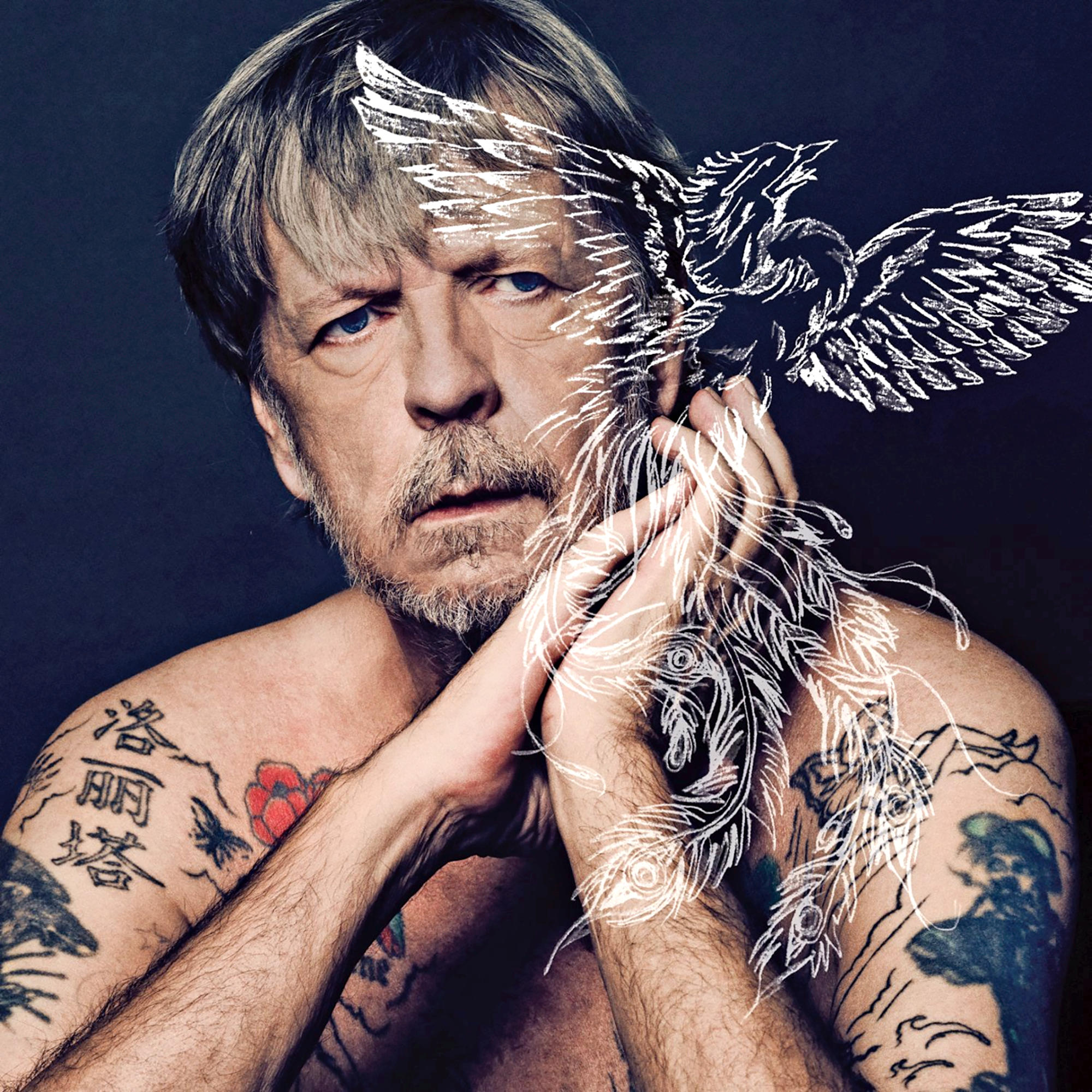 Mann mit Tattoos und einer Phönix-Zeichnung im Gesicht. Nahaufnahme.