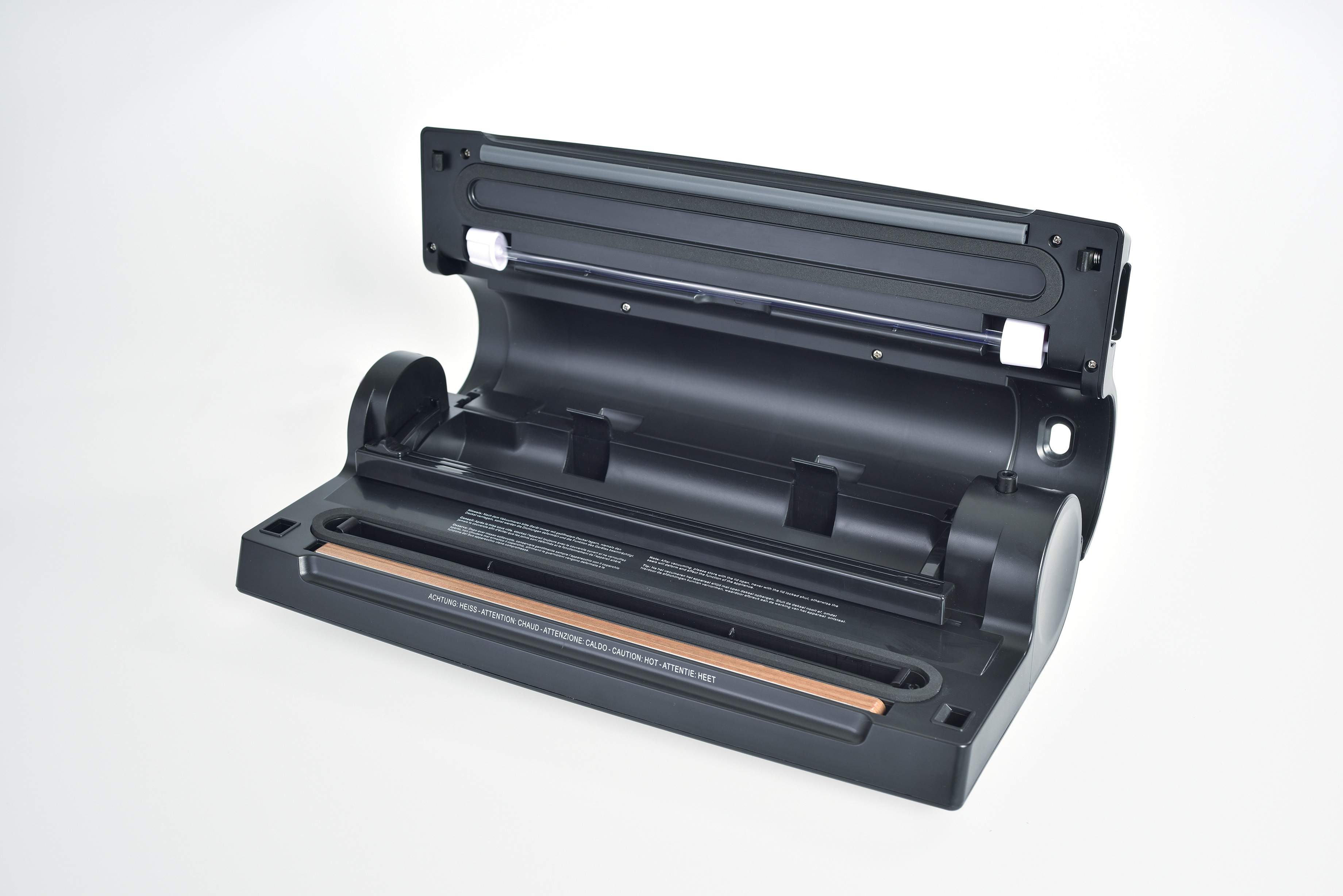 Zwarte vacuüm sealer, open, op witte ondergrond. Koperkleurige afdichting, waarschuwingstekst.