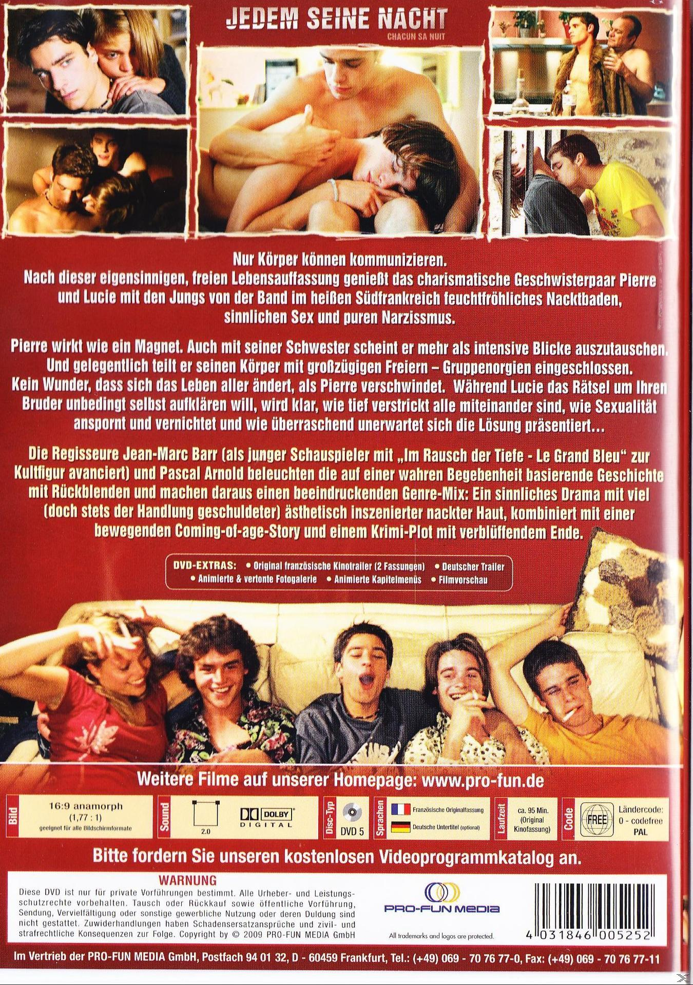 DVD-Cover: Gruppe junger Leute, Paare. Text: Französisch. Hintergrund: verschiedene Szenen, dunkle Farbe.