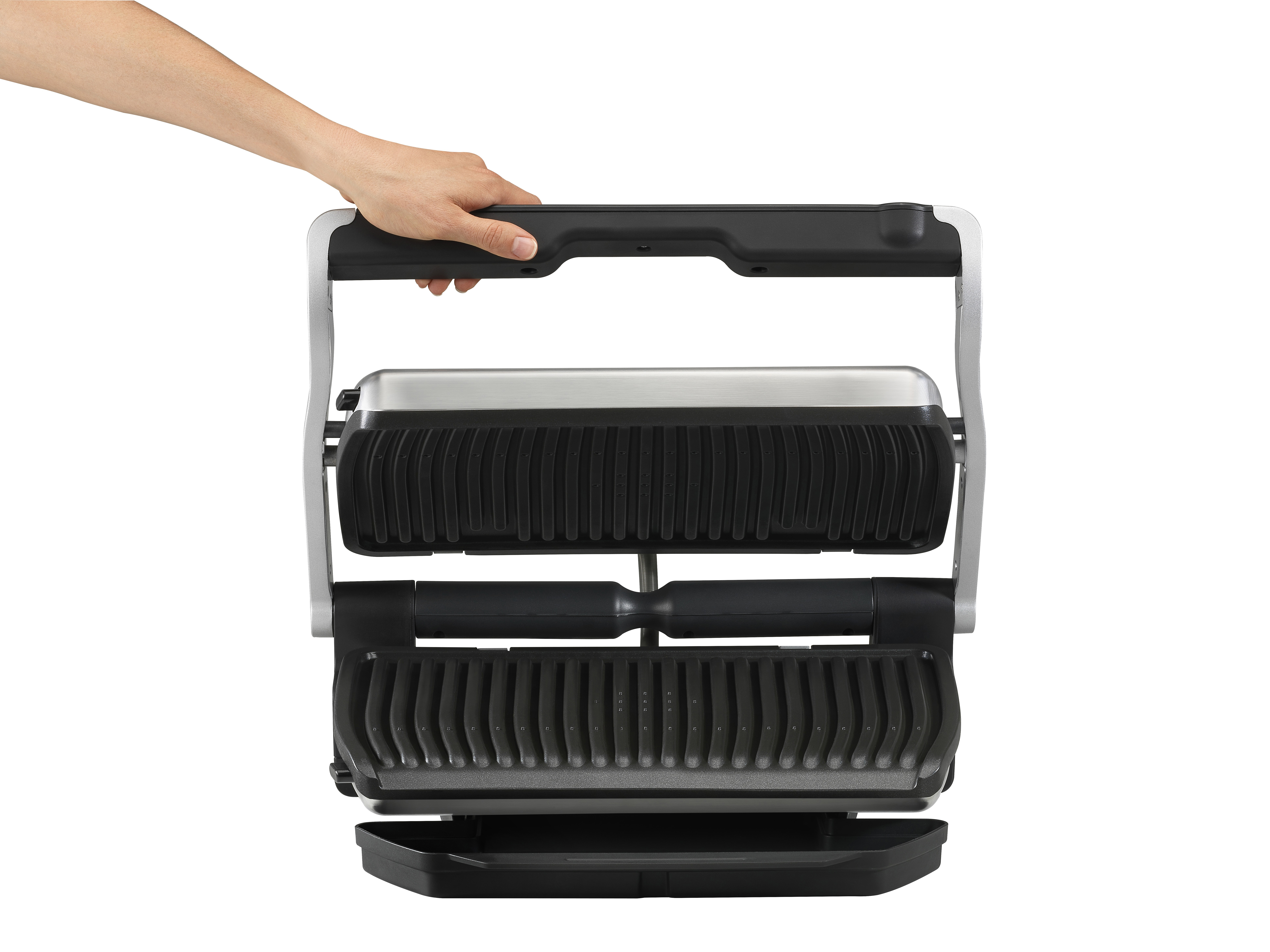 Eine Hand, die einen silber-schwarzen Panini-Grill hält.