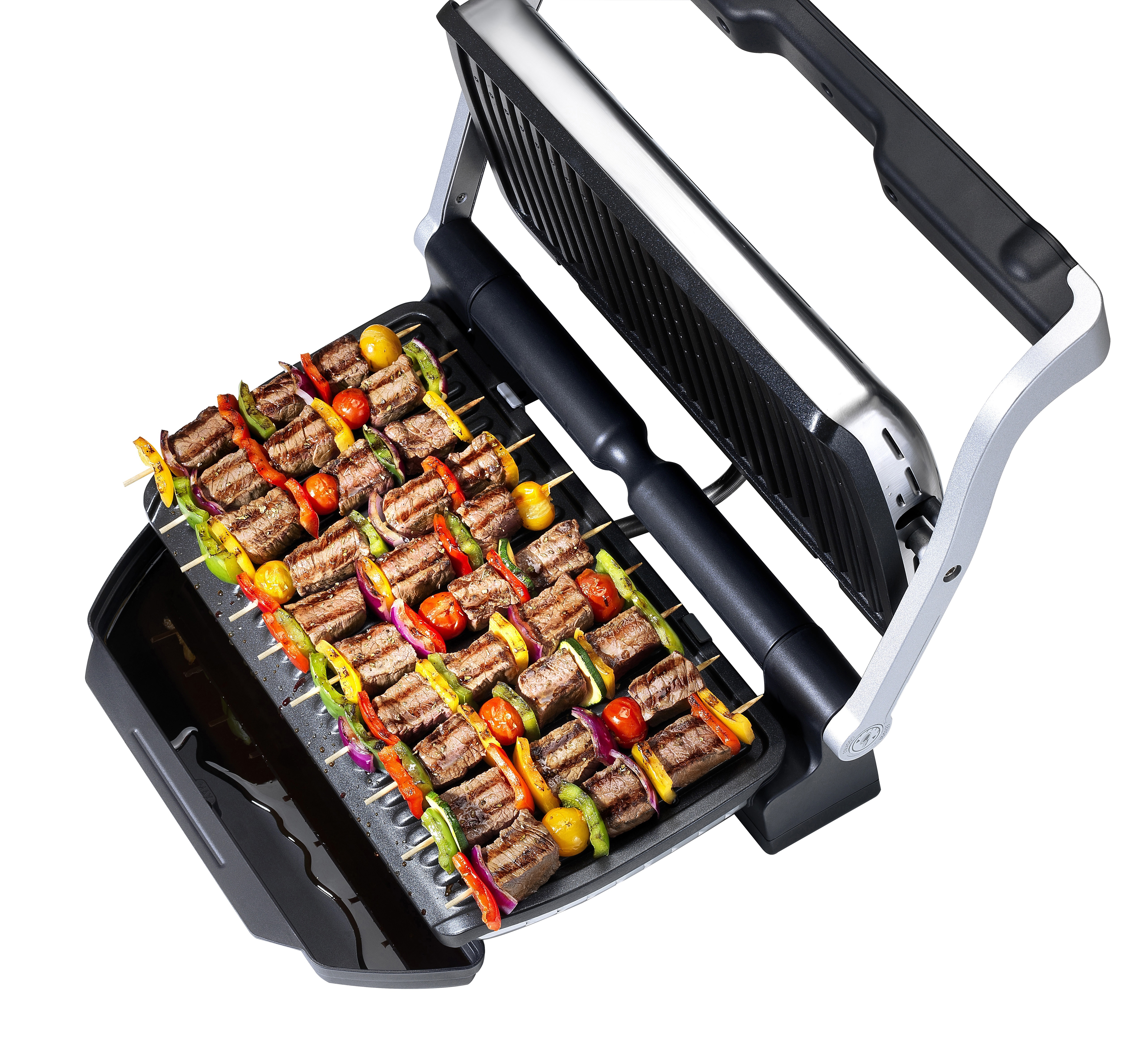 Grill mit Spießen mit Fleisch und Gemüse, offen, auf weißem Hintergrund.