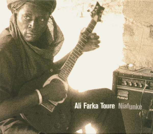 Ali Farka Toure gitározik, ülve. Erősítő a jobb oldalon. Album borító.
