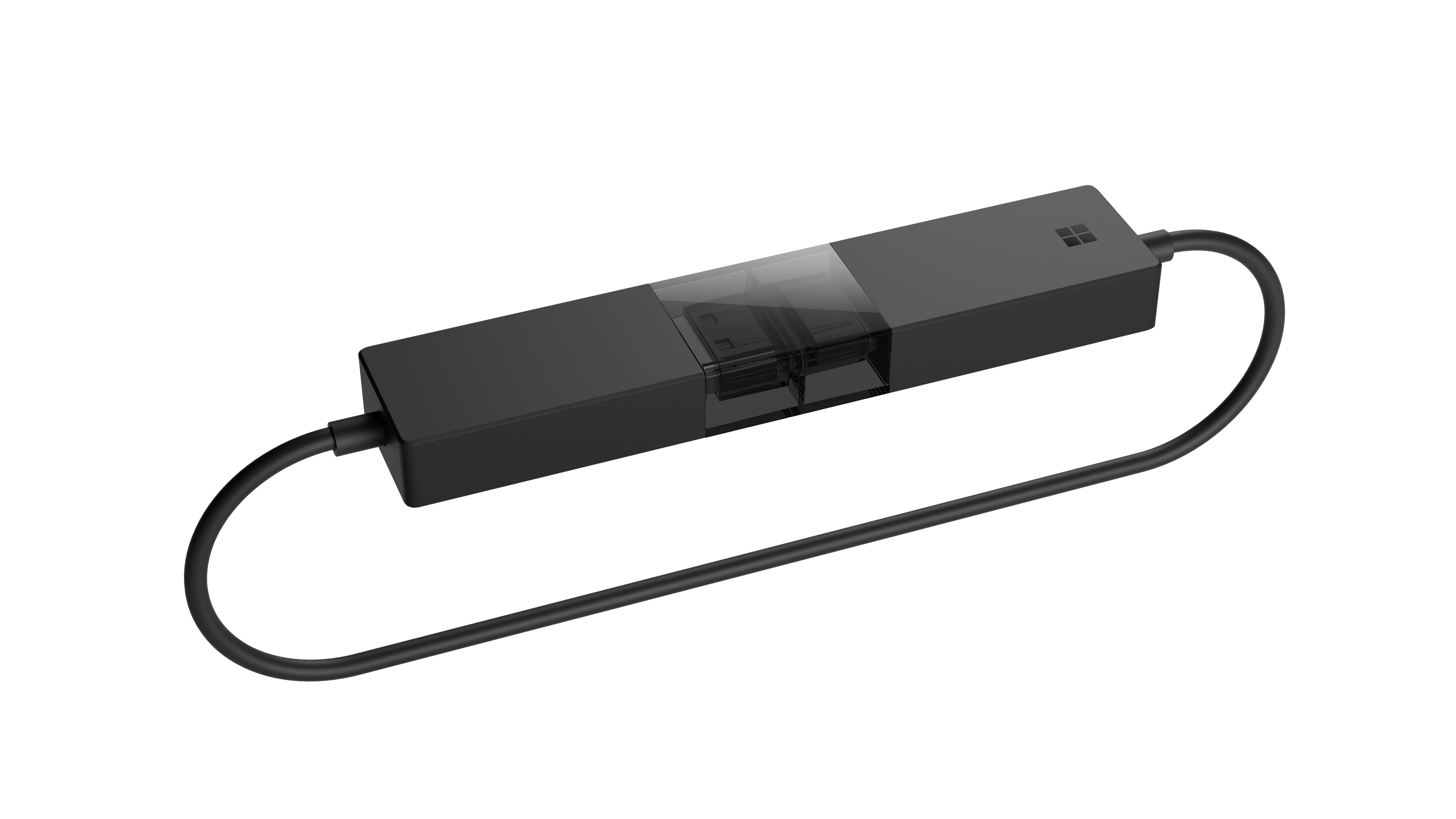 Zwarte Microsoft-adapter met aangesloten kabel. Het logo staat op één uiteinde.