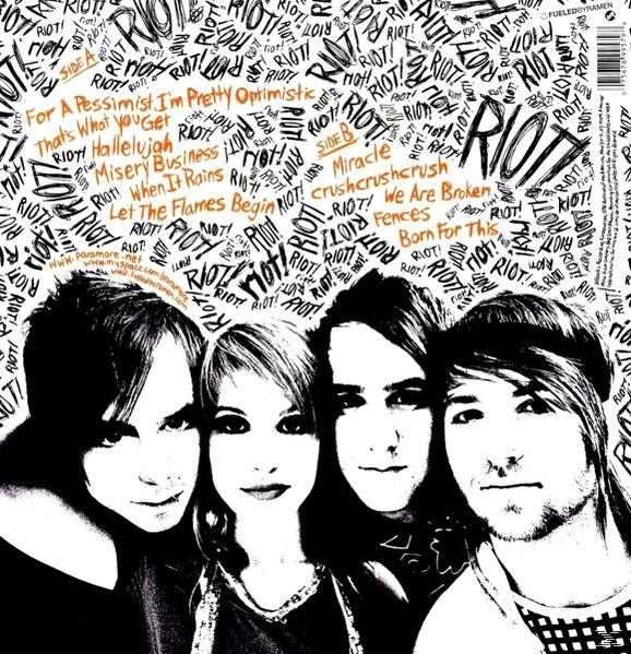 CD-Cover mit Bandmitgliedern und Text 'RIOT!'. Schwarz-Weiß mit roten Akzenten.