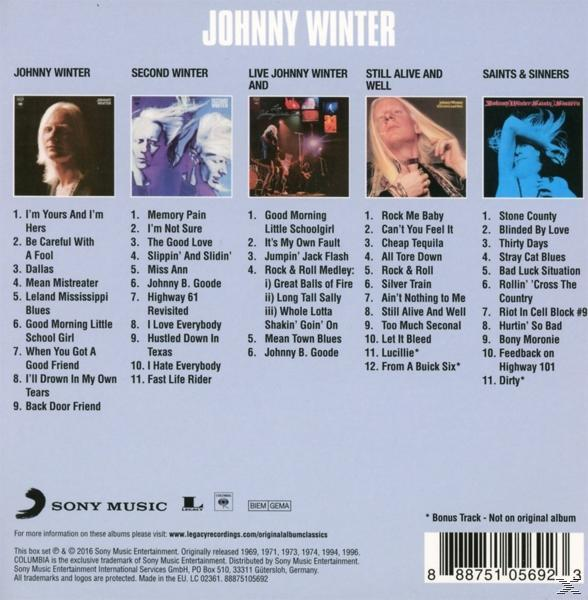 CD-Cover mit Johnny Winters Album-Tracks. Verschiedene Albumcover im Hintergrund.