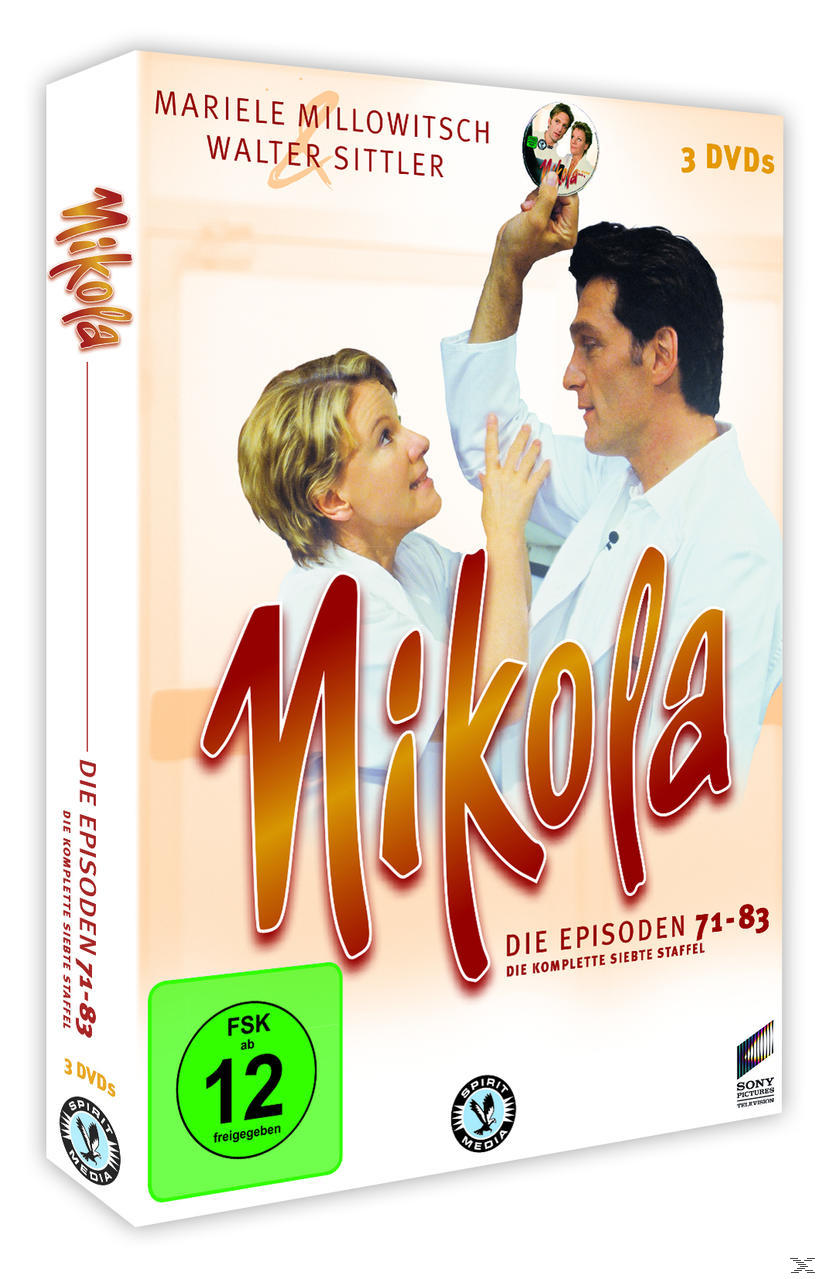 DVD-Cover mit Paar. Titel: Nikola. Grüner Hintergrund. Drei DVDs. Mann hält kleines Foto.