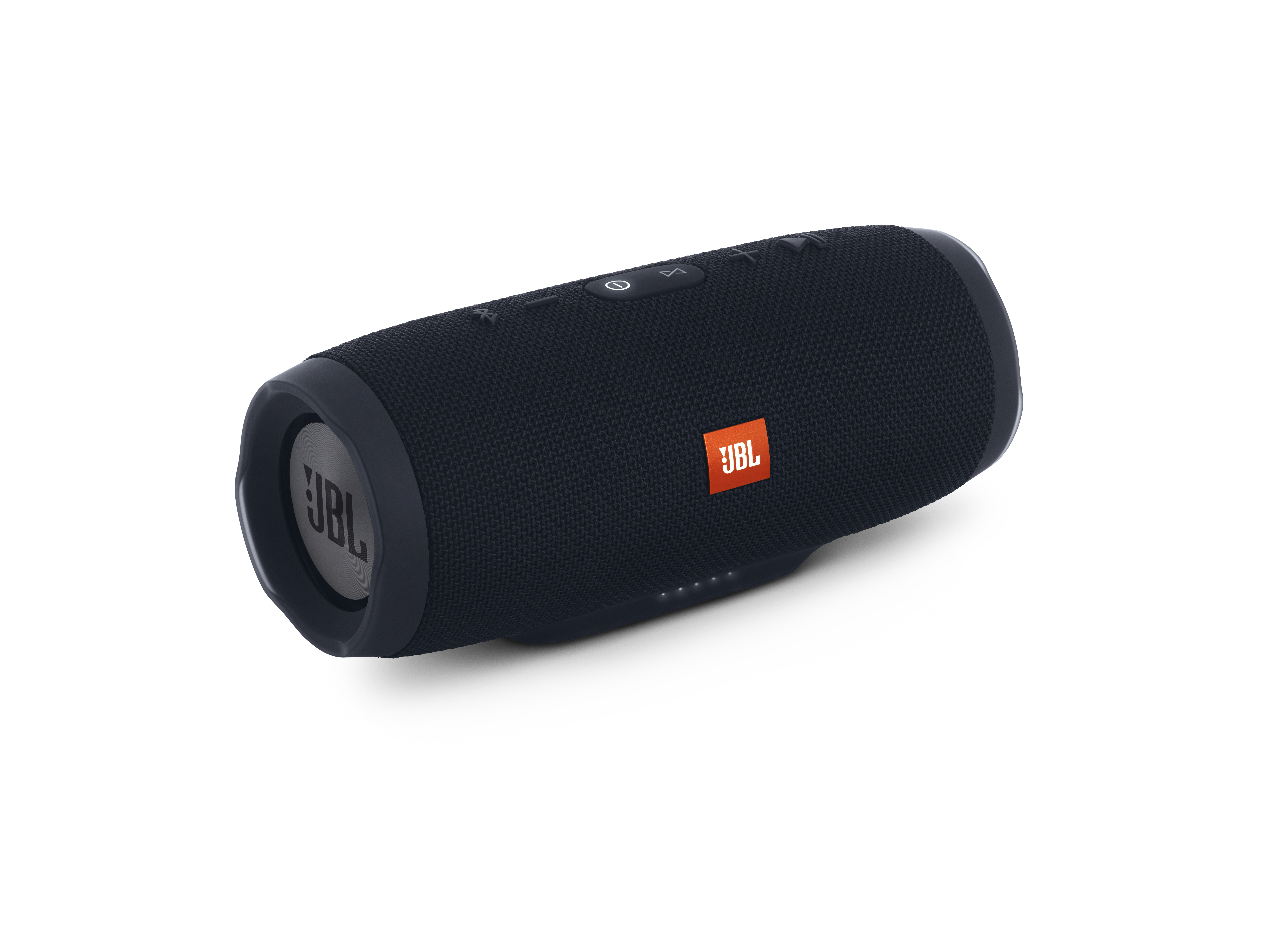 Ein schwarzer JBL-Lautsprecher. Der Lautsprecher hat ein JBL-Logo. Weißer Hintergrund.