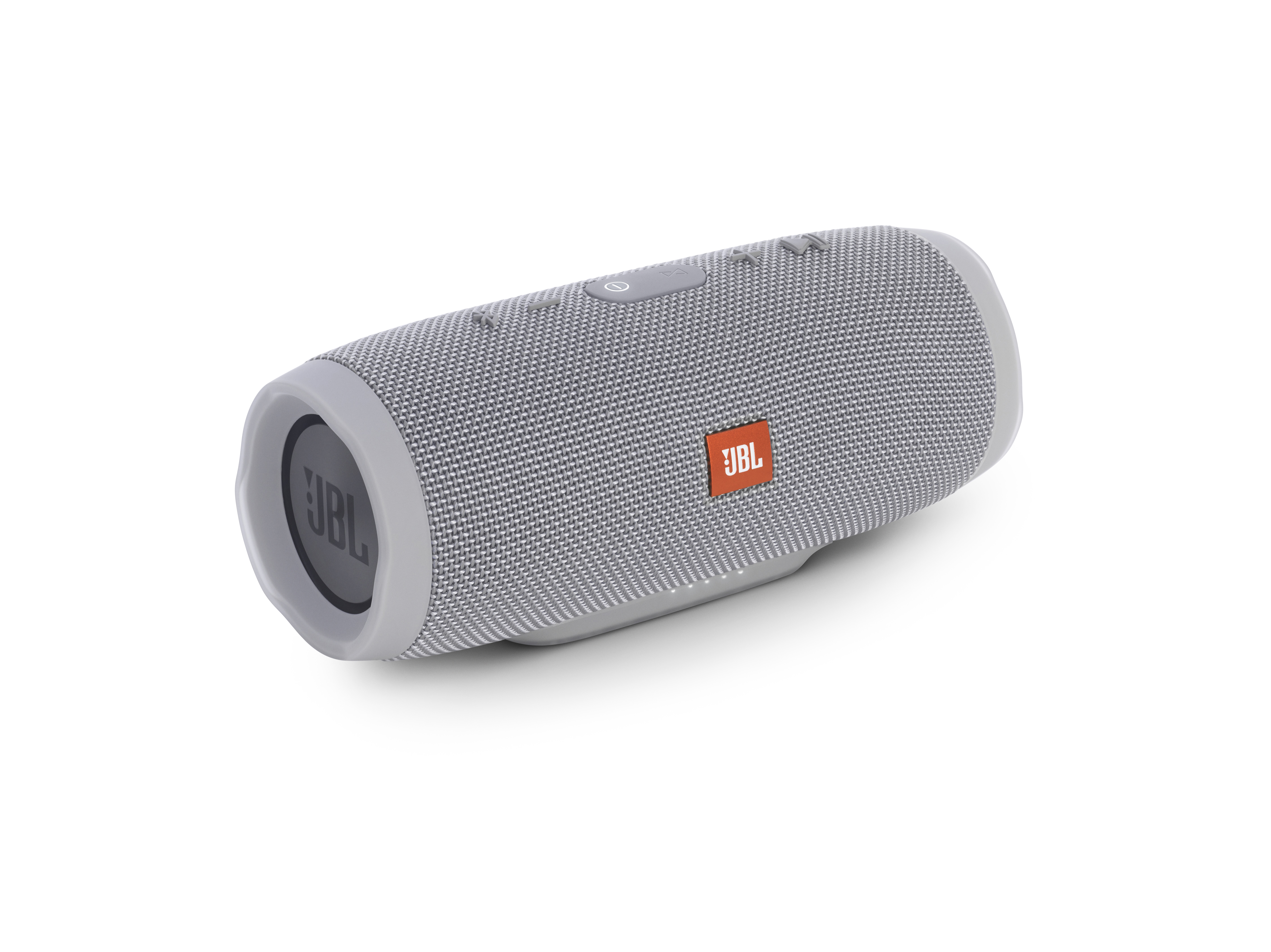 Grauer tragbarer JBL-Lautsprecher mit orangefarbenem JBL-Logo. Vor weißem Hintergrund.