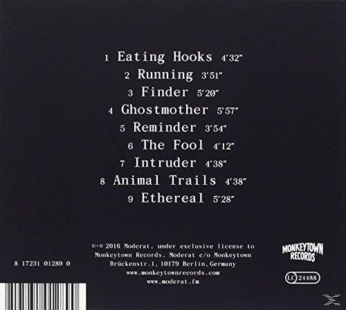 Zwarte achterkant van de cd met tracklijst. Bevat titels als "Eating Hooks", "Running" en "Finder".