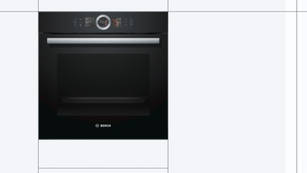 Einbau-Backofen in einem weißen Küchenschrank, mit schwarzer Tür und Digitalanzeige. Neutraler Hintergrund.