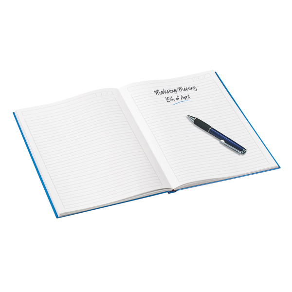 Offenes Notizbuch mit linierten Seiten. Stift liegt auf der rechten Seite. Text: Marketing Meeting 15. April.