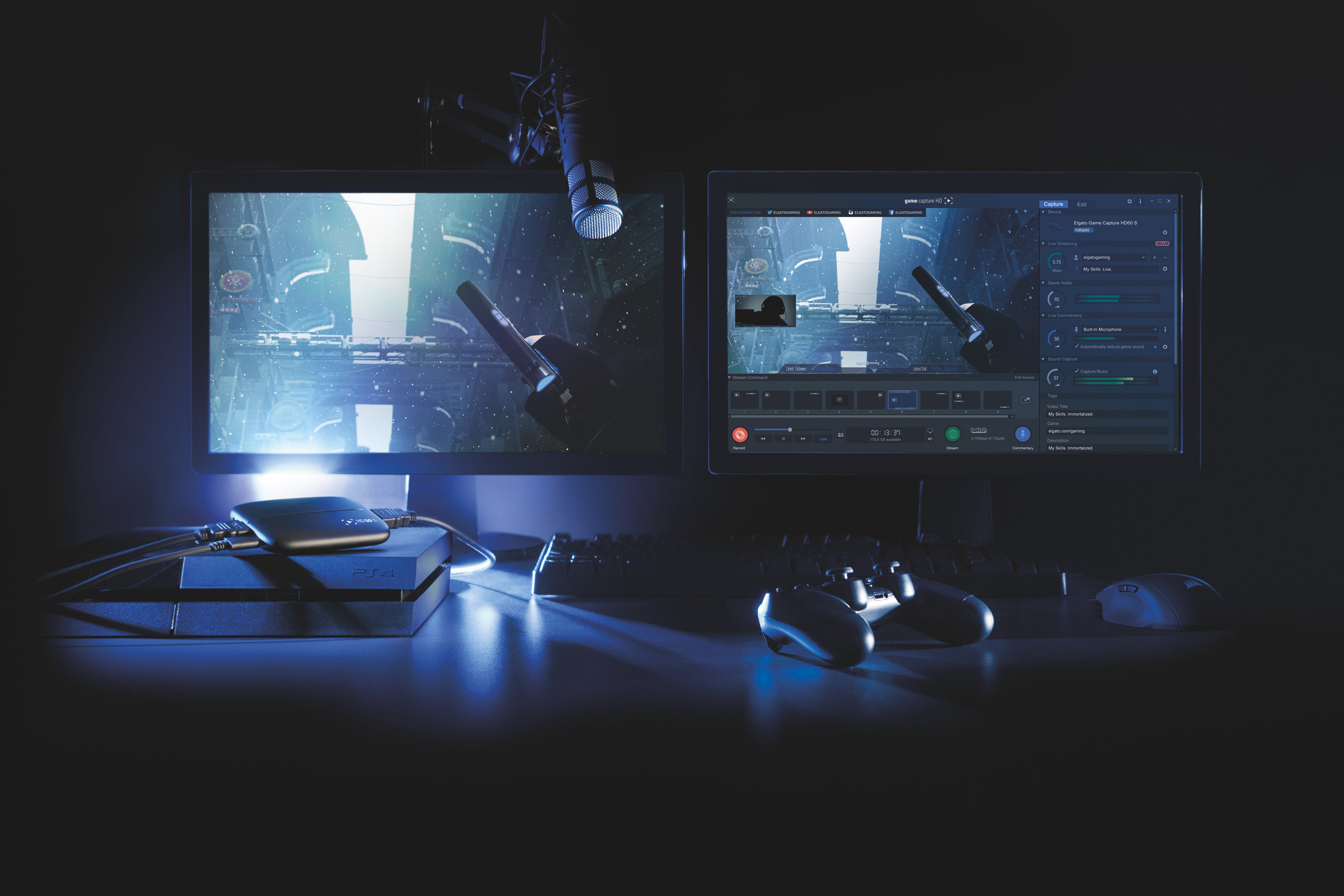Gaming-Setup mit zwei Monitoren, einer Konsole, einem Controller, einem Mikrofon und einer Maus.