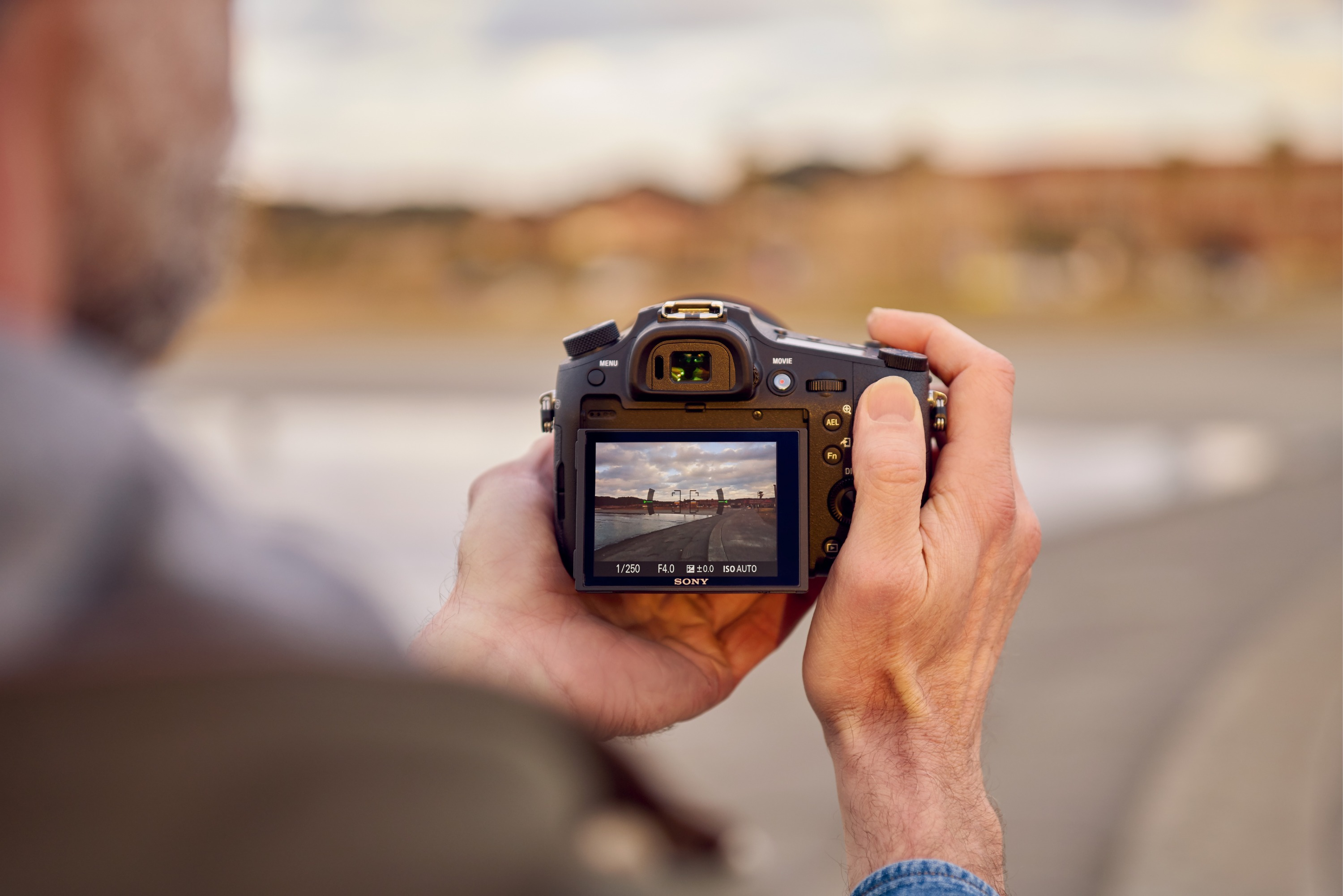 SONY Cyber-shot DSC-RX10 M3 Zeiss NFC Bridgekamera Schwarz, 25x opt. Zoom, TFT-LCD, Xtra Fine, WLAN