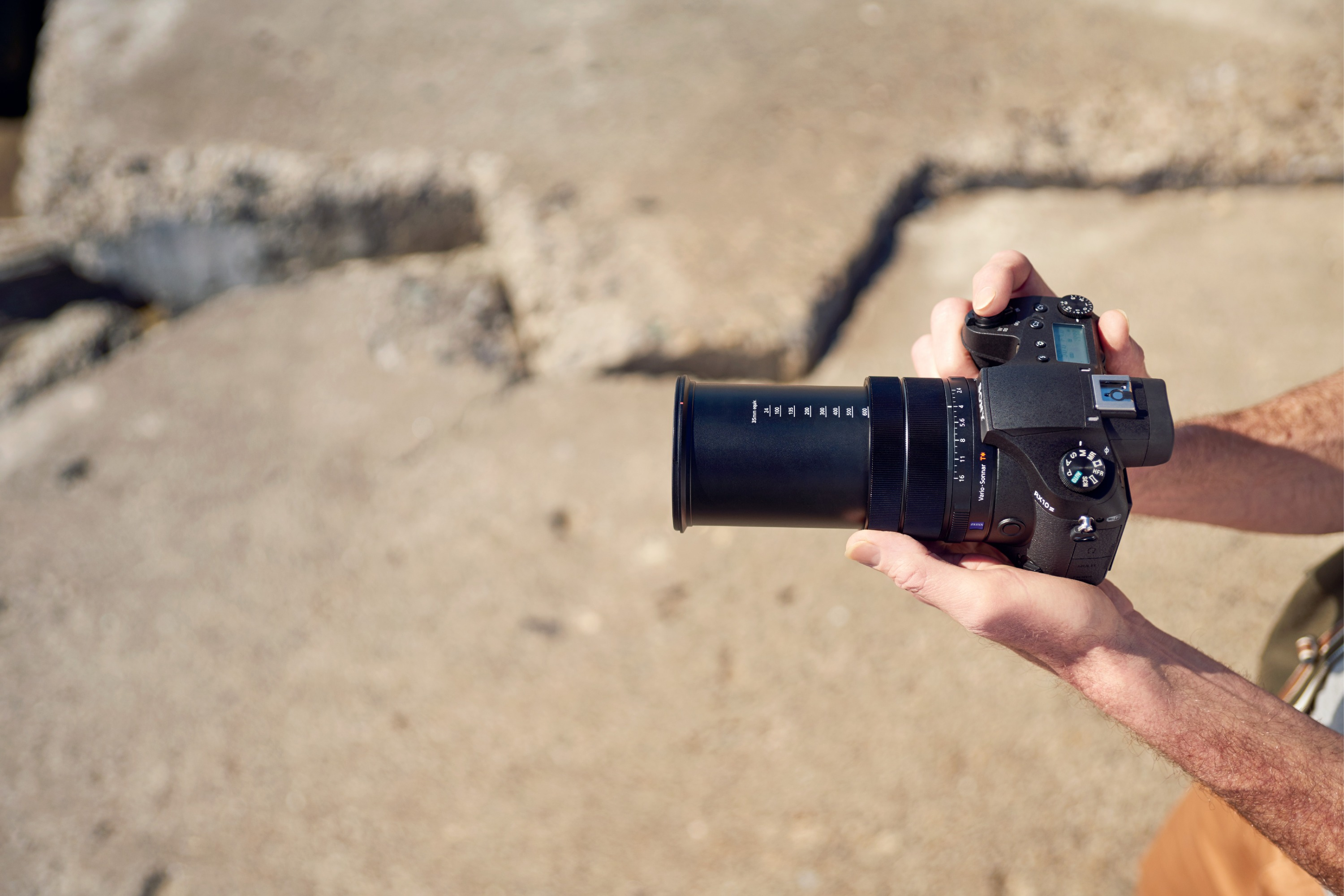 SONY Cyber-shot DSC-RX10 M3 Zeiss NFC Bridgekamera Schwarz, 25x opt. Zoom, TFT-LCD, Xtra Fine, WLAN