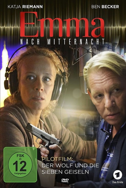 Filmcover mit zwei Personen in einem Studio. Die Frau hält eine Waffe.