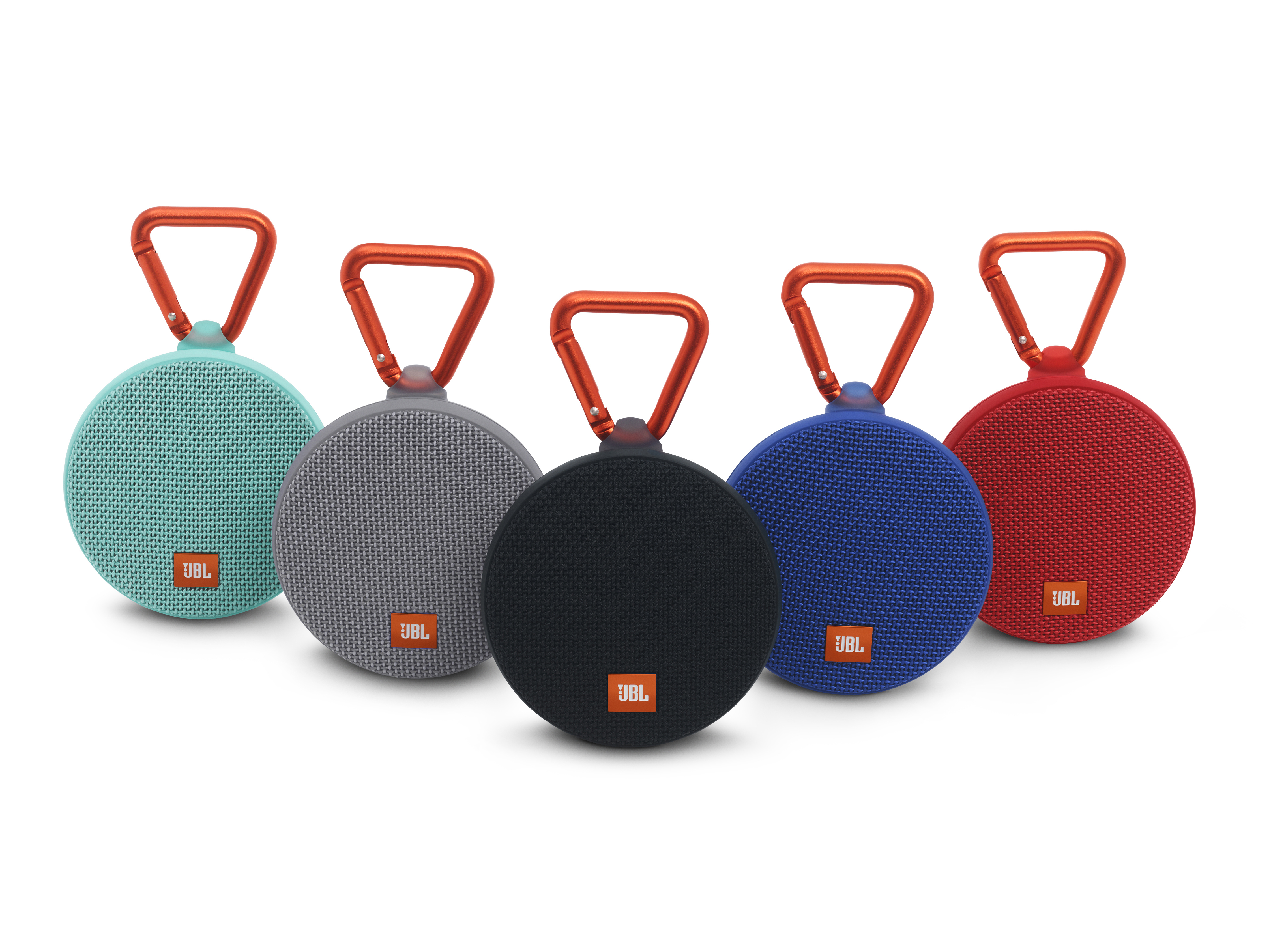 Fünf bunte JBL Clip-Lautsprecher, die an orangefarbenen Karabinerhaken hängen. Die Lautsprecher sind türkis, grau, schwarz, blau und rot.