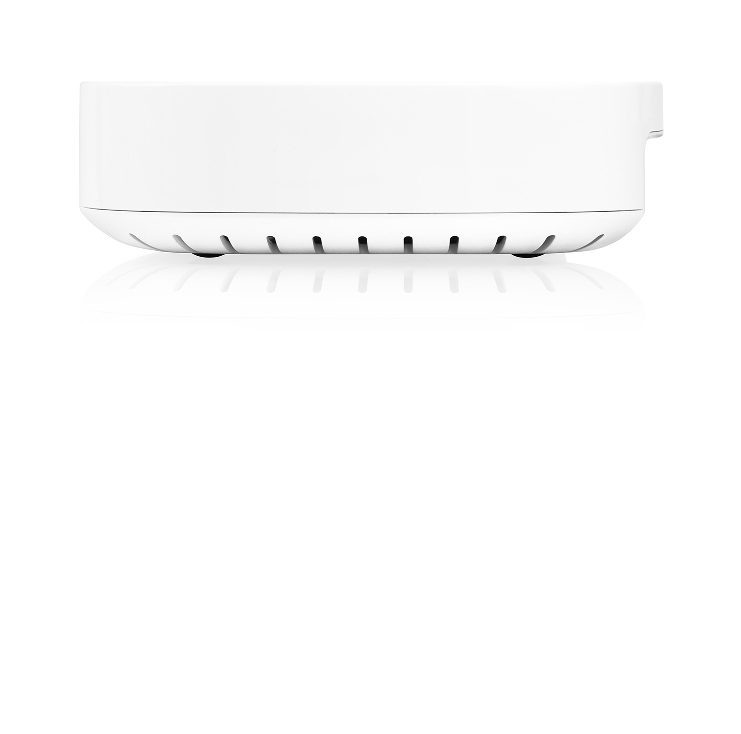 Un appareil blanc et rond avec une base plate et une série de petits trous.