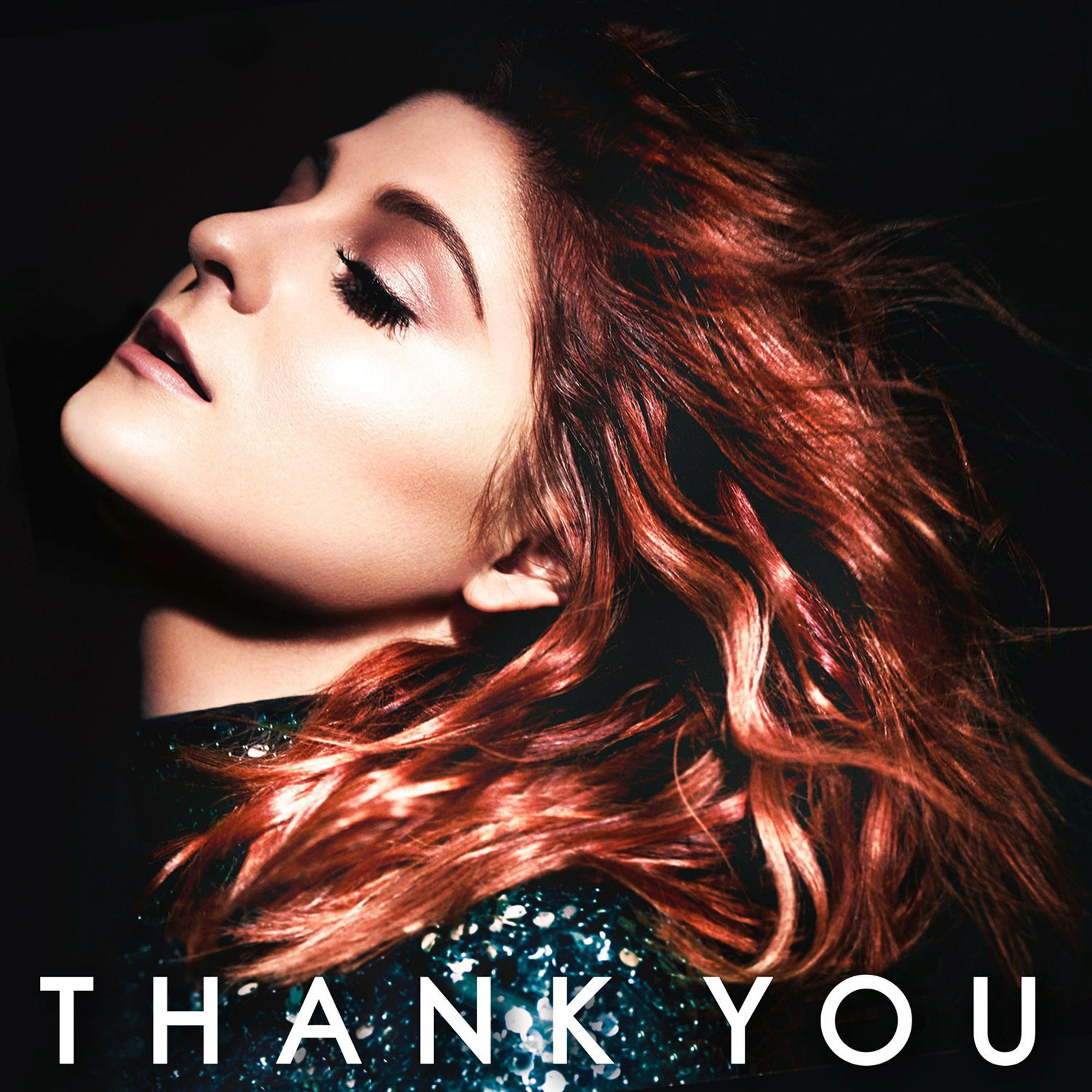 Frau mit rotem Haar und Make-up blickt nach oben. Das Wort 'THANK YOU' steht darunter. Dunkler Hintergrund.