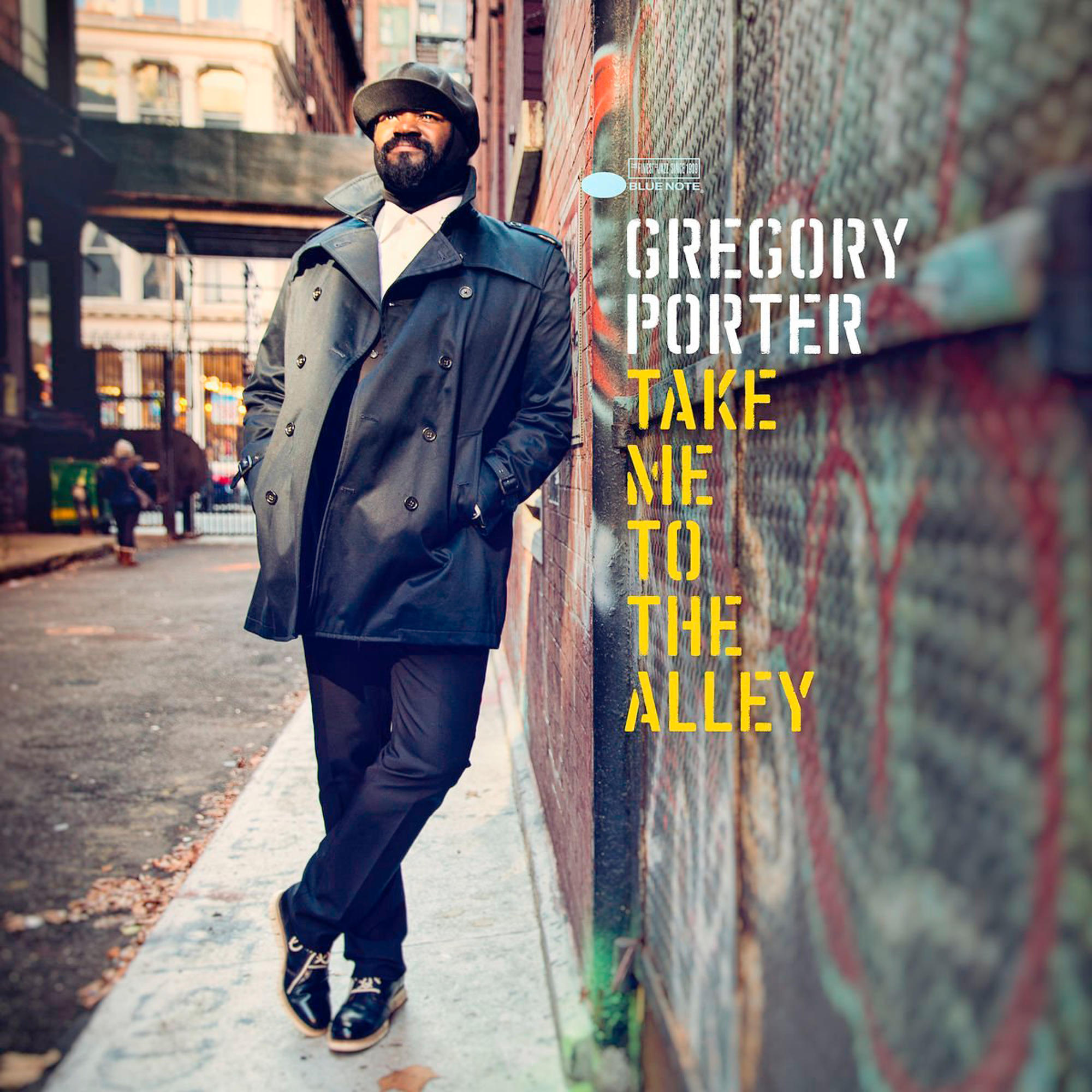 Pochette d'album avec Gregory Porter. Il est appuyé contre un mur de briques.