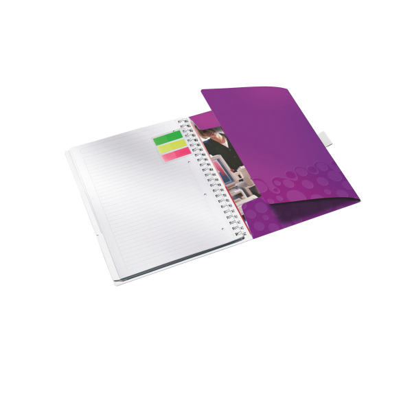 Notizbuch mit lila Ordner. Das Notizbuch ist offen mit Stift und Haftnotizen.