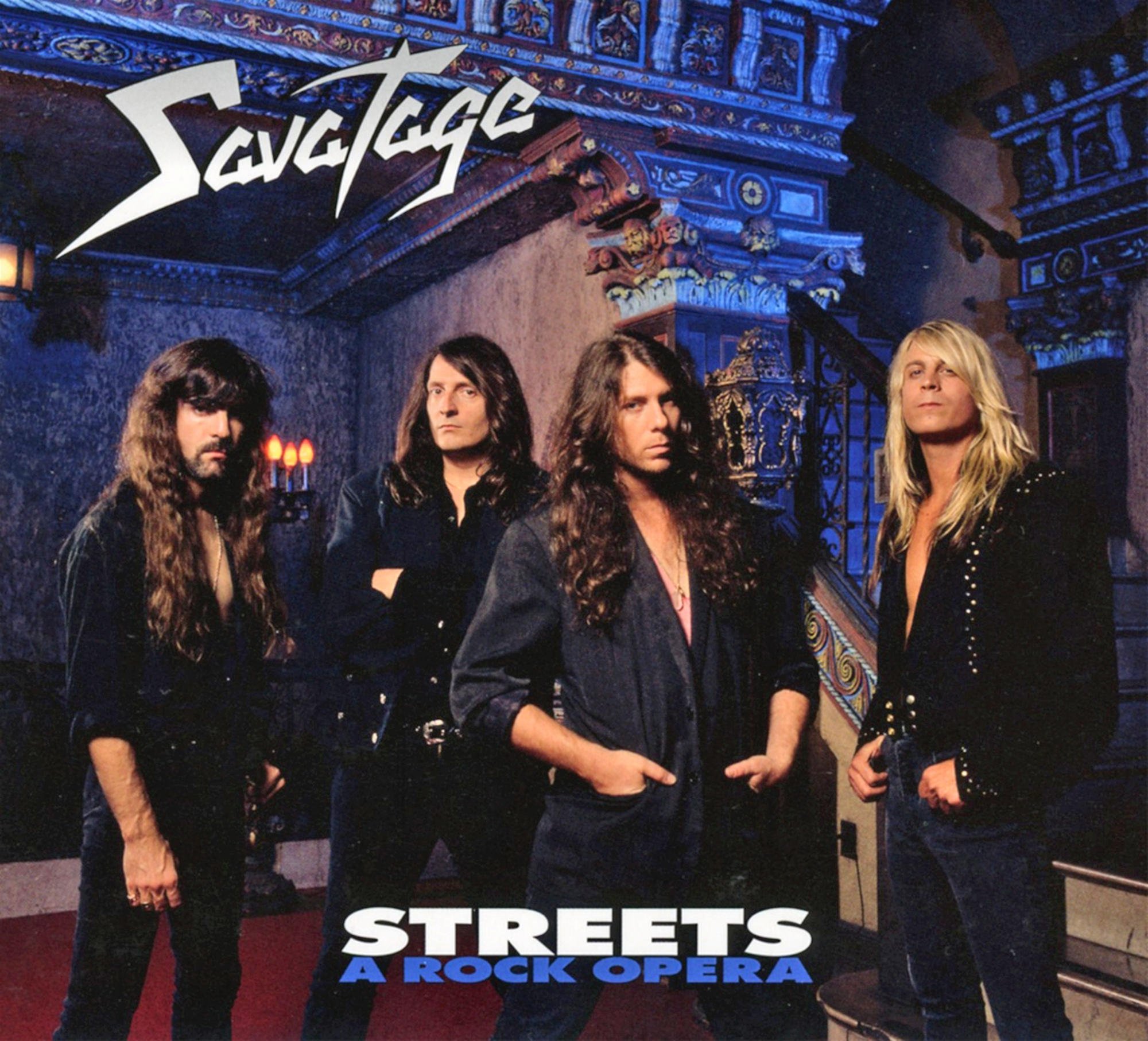 A Savatage együttes album borítója. Négy férfi egy díszes épület előtt.