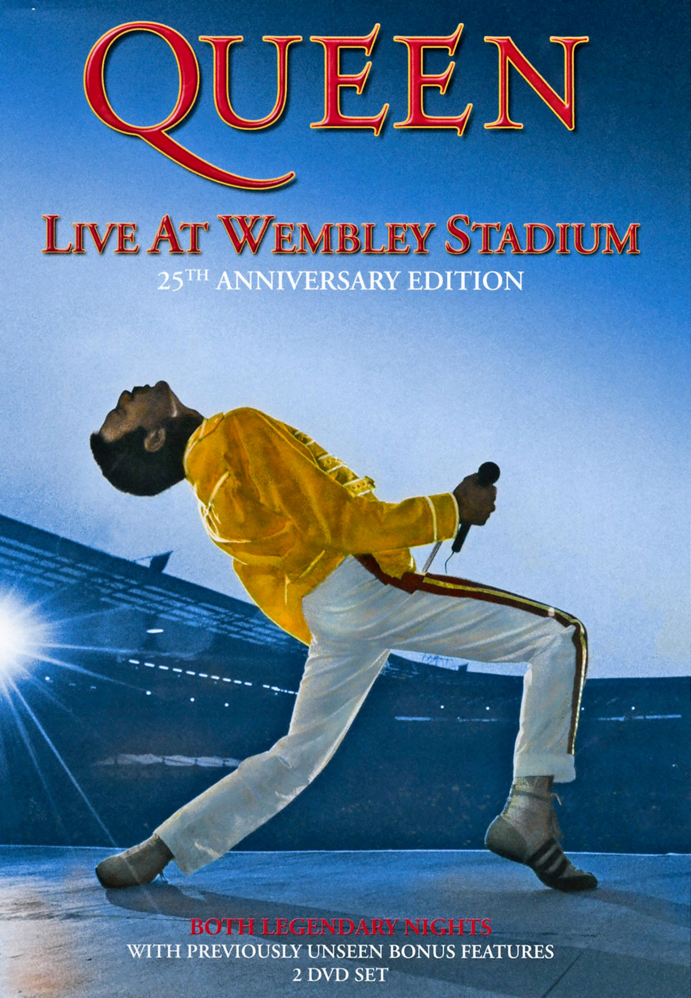 Queen Live at Wembley Stadium DVD-Cover. Freddie Mercury singt mit Stadion im Hintergrund.