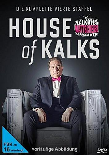 DVD-Cover für 'House of Kalks', mit einem Mann im Anzug, der auf einem Stuhl sitzt. Weißer und grauer Hintergrund.