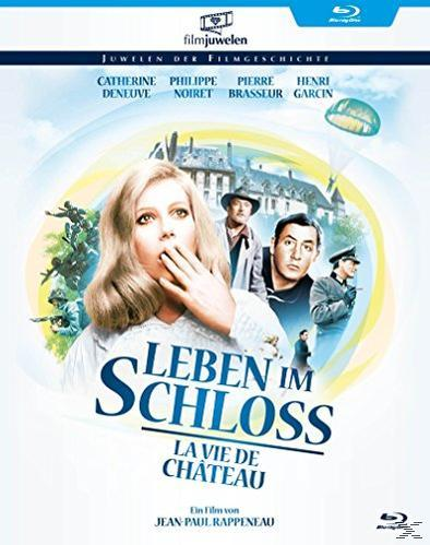 DVD-Cover einer Frau und Männern. Der Titel lautet Leben Im Schloss.