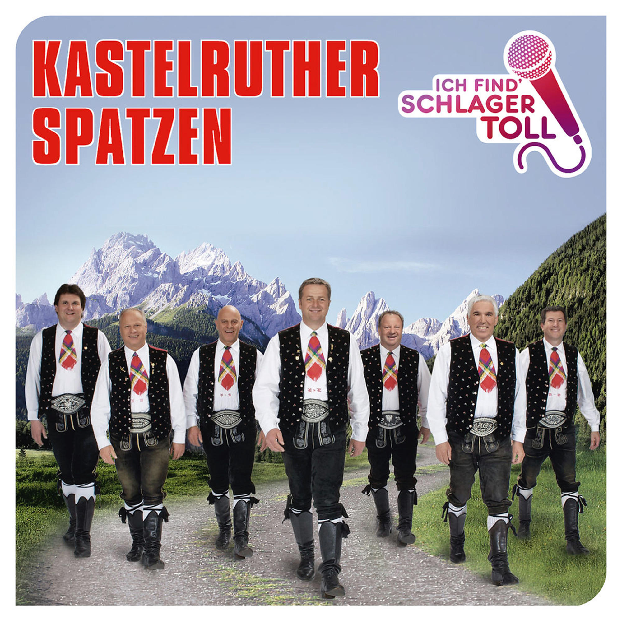 Albumcover: Eine Gruppe von Männern in traditioneller Kleidung, die vor einem Bergpanorama lächeln.