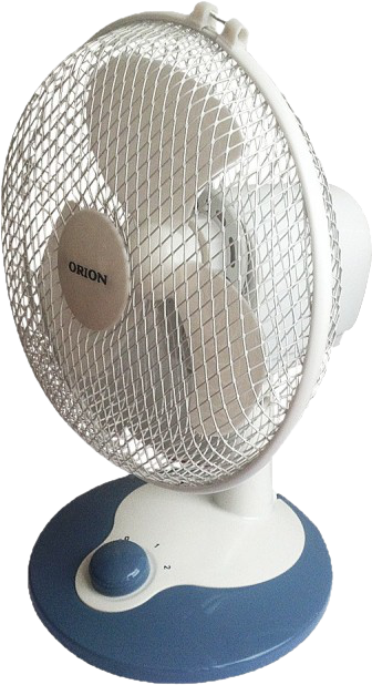 Egy fehér és kék elektromos ventilátor fehér felületen. A ventilátor be van kapcsolva.