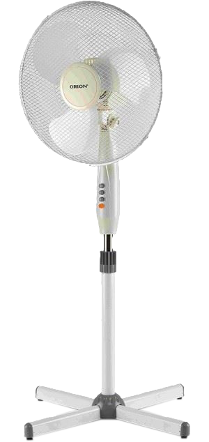Fehér álló ventilátor fehér védőrácsal és fekete háttérrel.