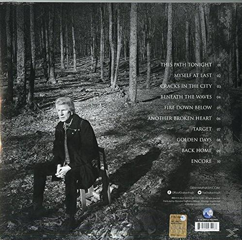 Album borító egy férfival, aki az erdőben ül, szöveggel, fákkal a háttérben és egy székkel.