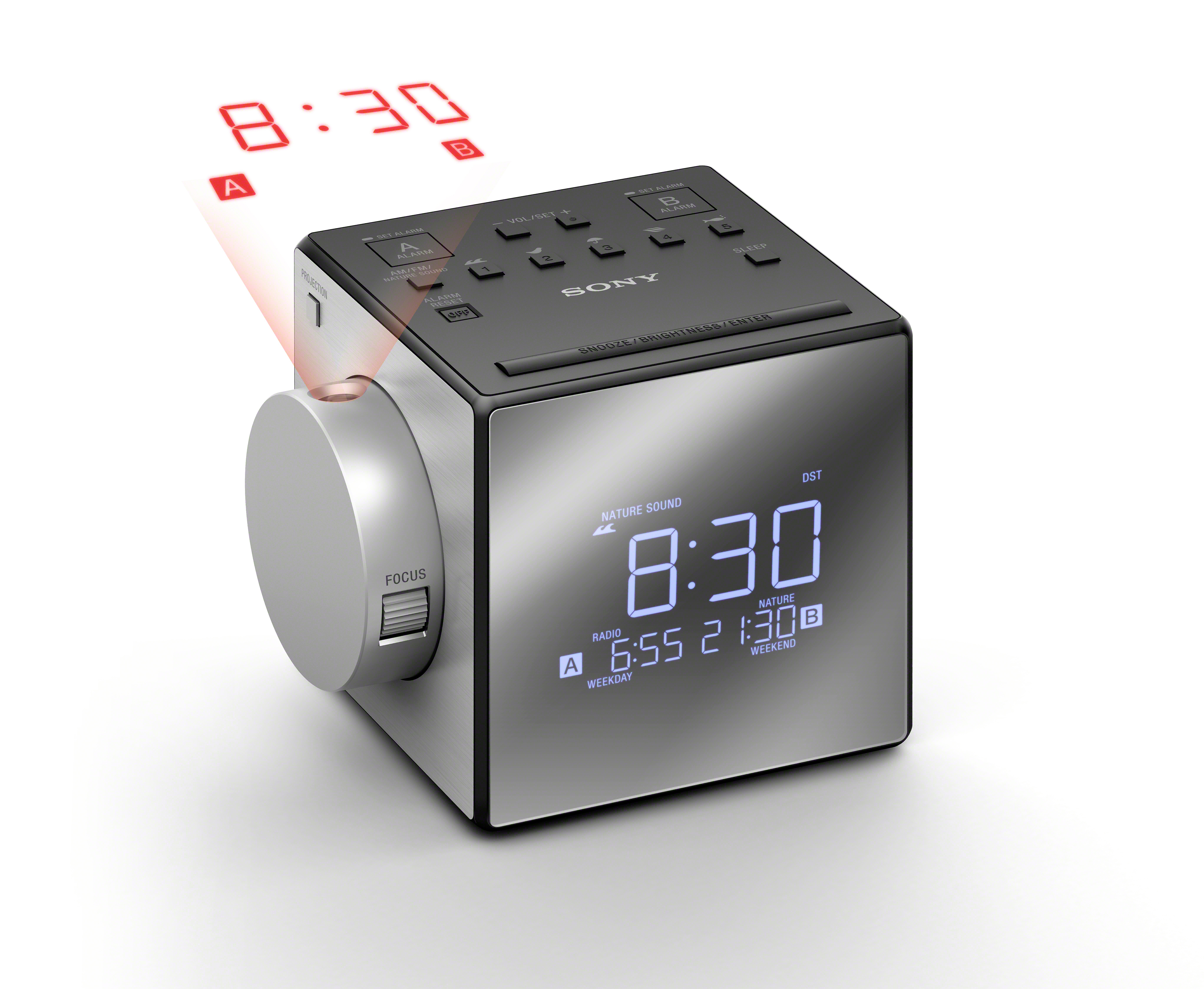 Sveglia Sony argentata con display digitale alle 8:30 e pulsanti superiori. Si vede un'ora proiettata.