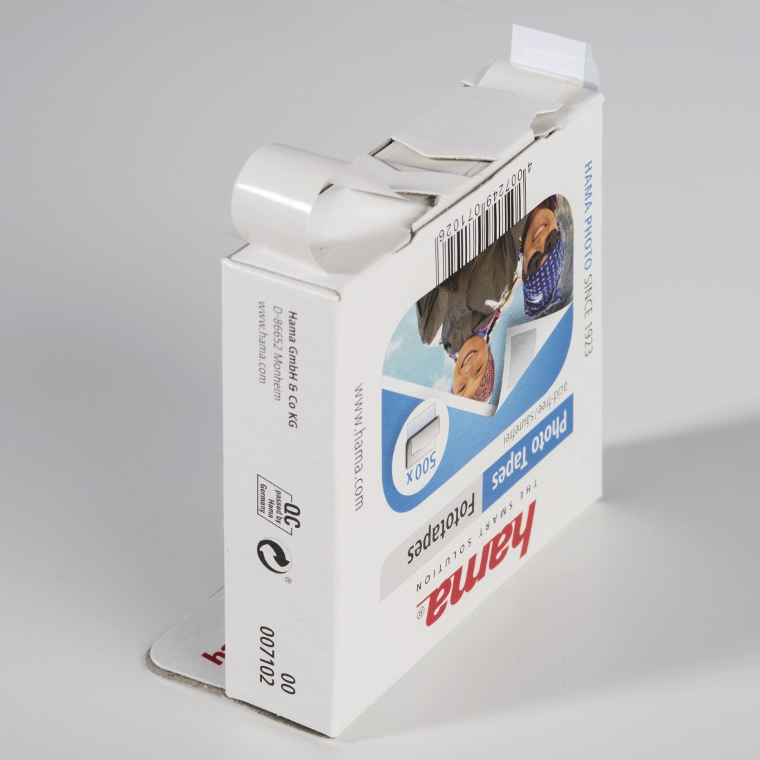 Weiße und blaue Fototape-Box. Weiße Box, Text auf der Vorderseite, weiße Oberfläche.