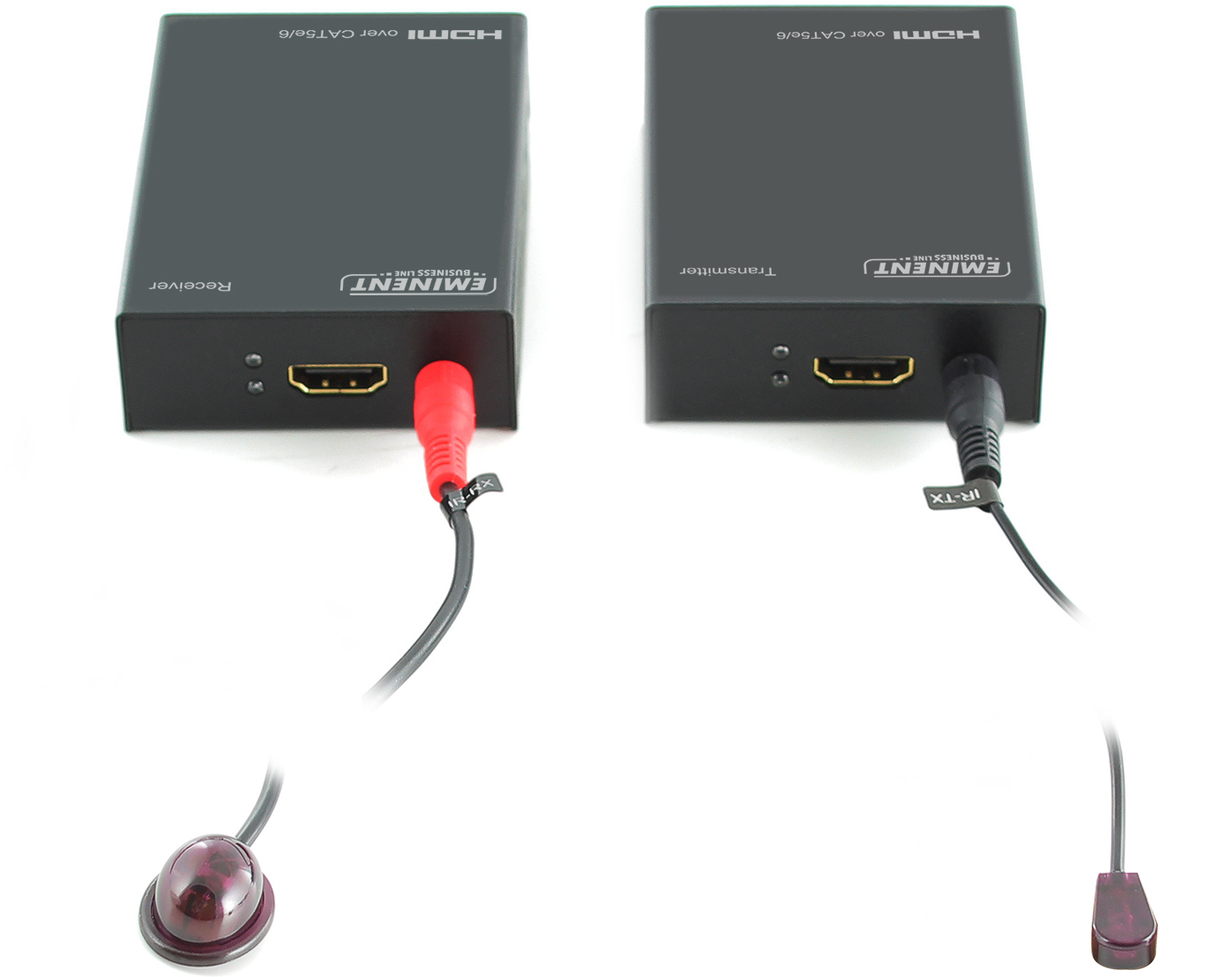 Twee zwarte HDMI-extenders. Kabels en connectoren zijn zichtbaar.
