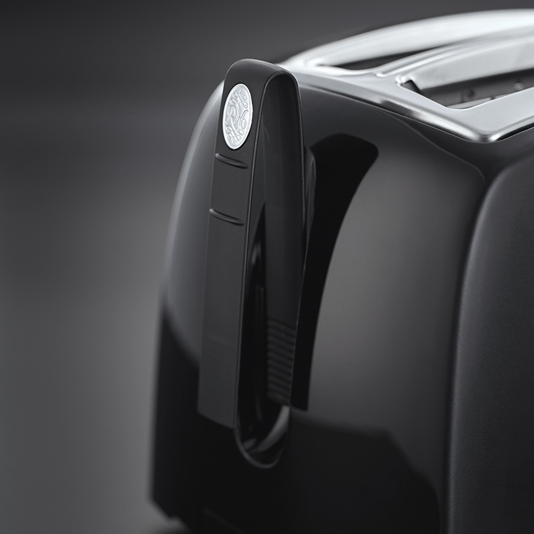 Gros plan d'un grille-pain noir avec une poignée et un logo.