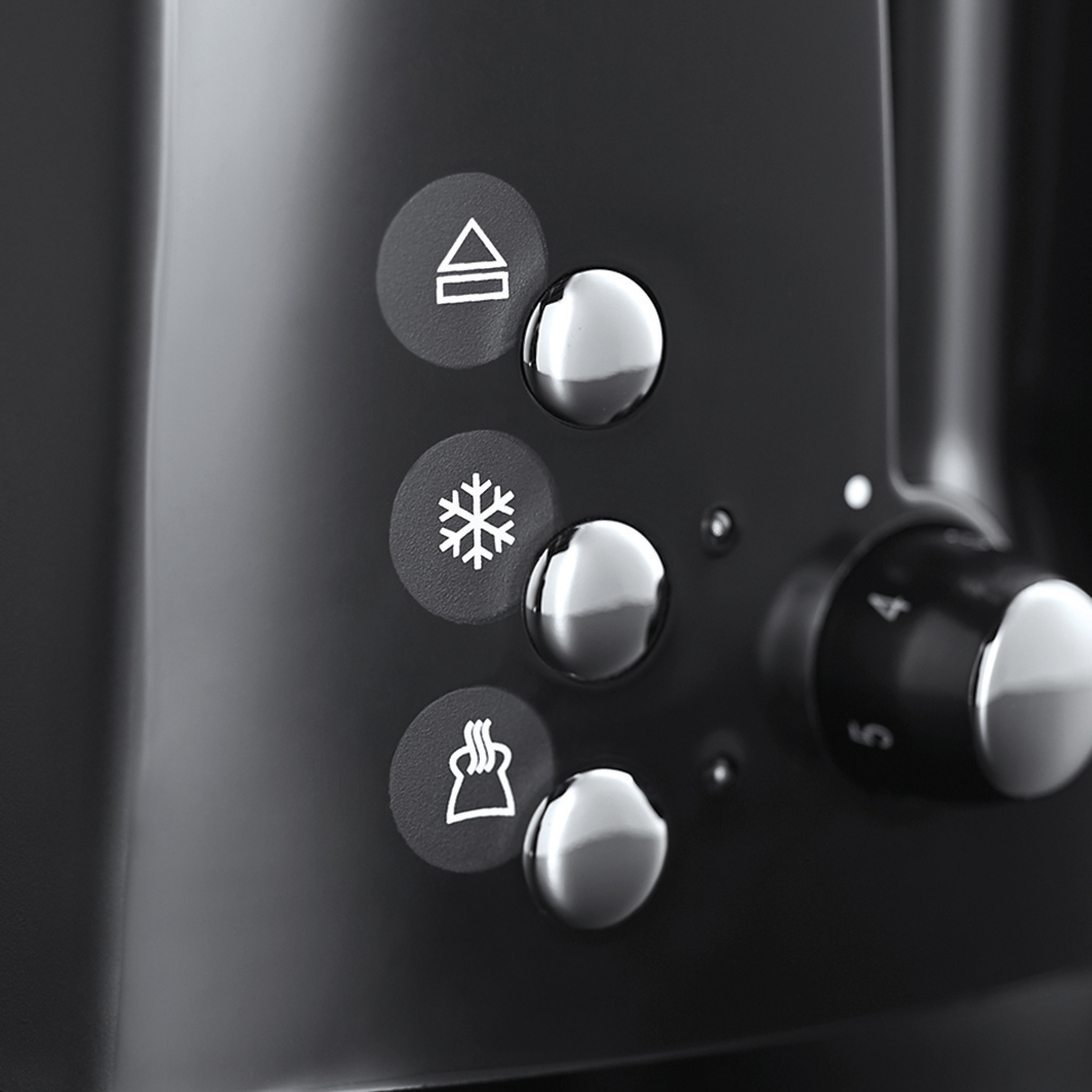 Gros plan d'un grille-pain noir avec des boutons pour décongeler, réchauffer et annuler.