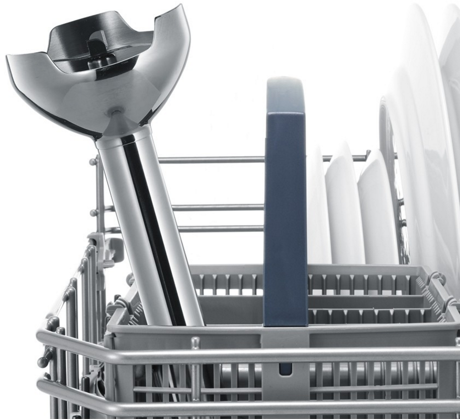 Une tête de mixeur est dans un égouttoir. Un bâton bleu est également dans le rack. Le fond est blanc.