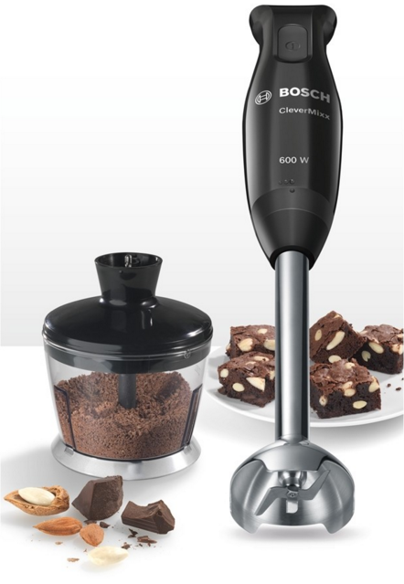Mixeur plongeant noir, récipient de chocolat, noix et brownies sur une assiette.