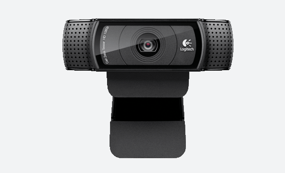 Lensli siyah web kamerası, Logitech logosu ve stand.