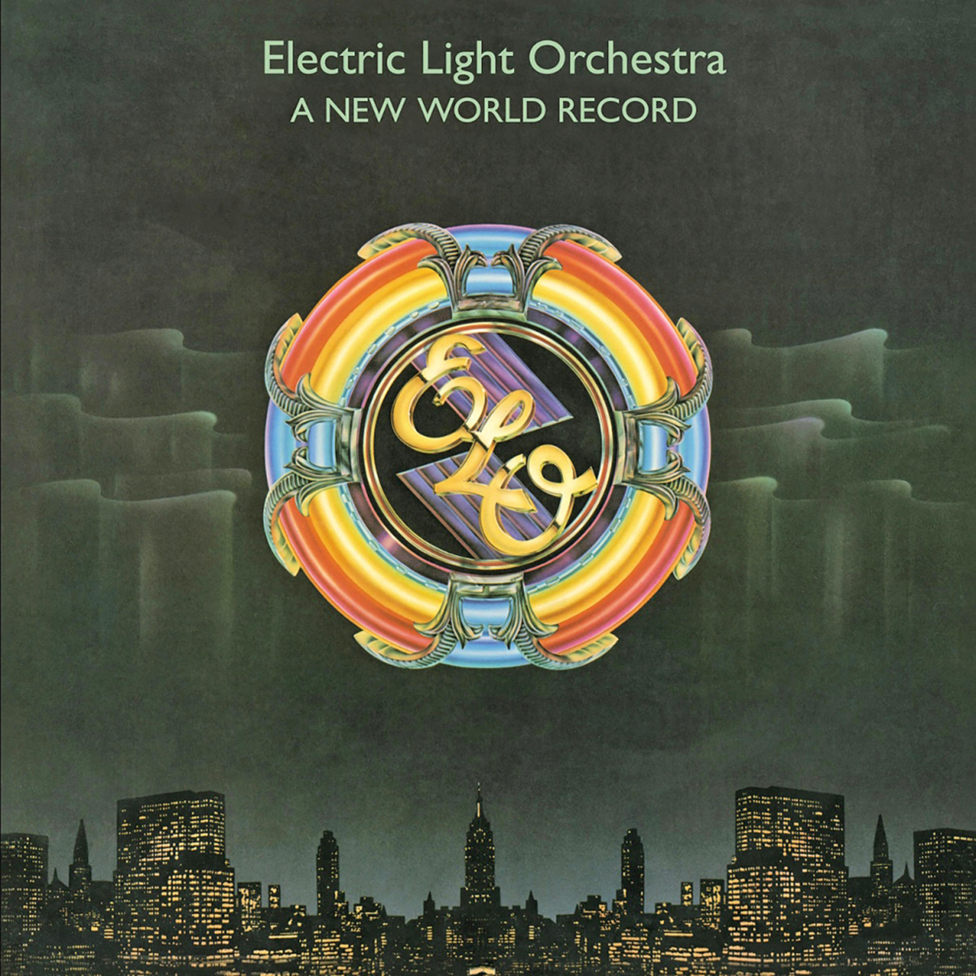 Albumcover, Electric Light Orchestra, A New World Record. Buntes kreisförmiges Logo mit Skyline im Hintergrund.