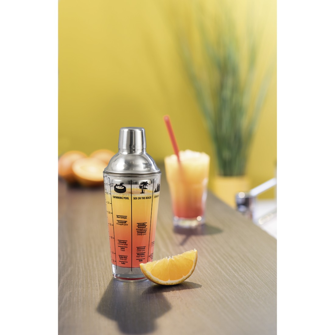 Shaker à cocktail, tranche d'orange et boisson dans un verre sur une table en bois.