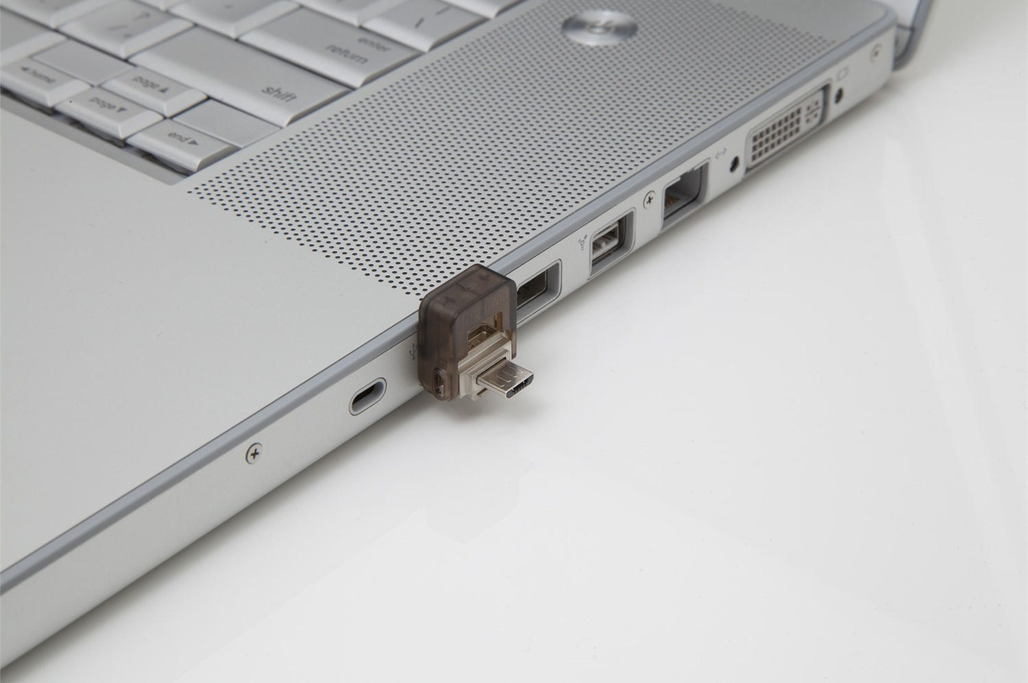USB portuna takılı bir mikro USB adaptörlü dizüstü bilgisayar.