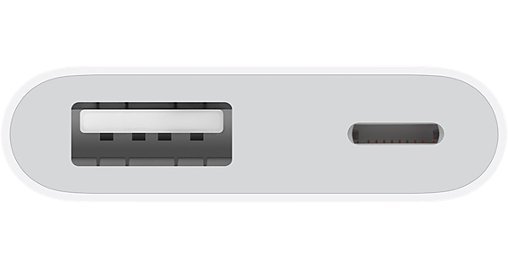Fehér USB-C adapter USB porttal és USB-C porttal az oldalán.