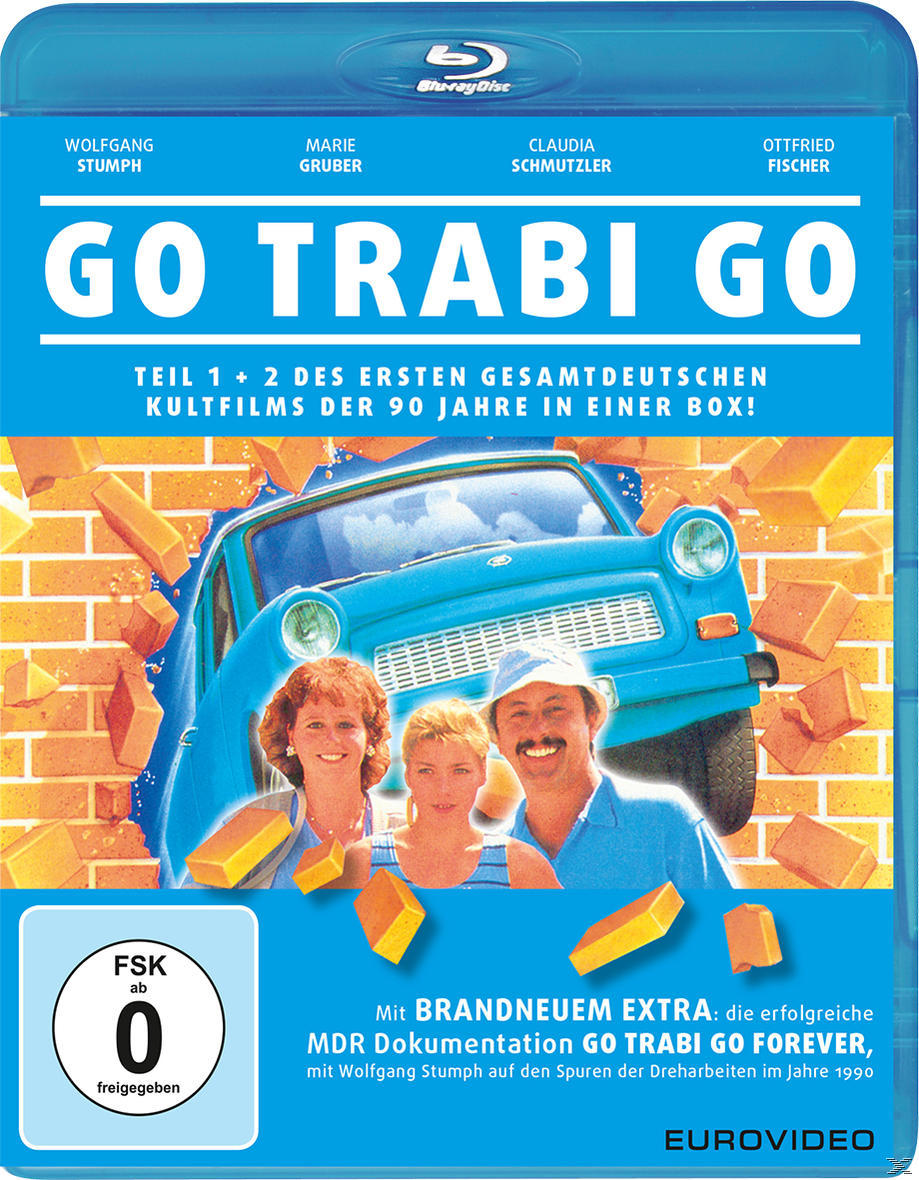 Blu-ray-Cover für 'Go Trabi Go'. Ein blaues Auto durchbricht eine Ziegelmauer. Personen im Bild.